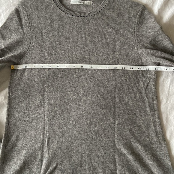 EUC Subtle Luxury Cashmere Crew with Navy Details, S/M - Picture 3 of 6
